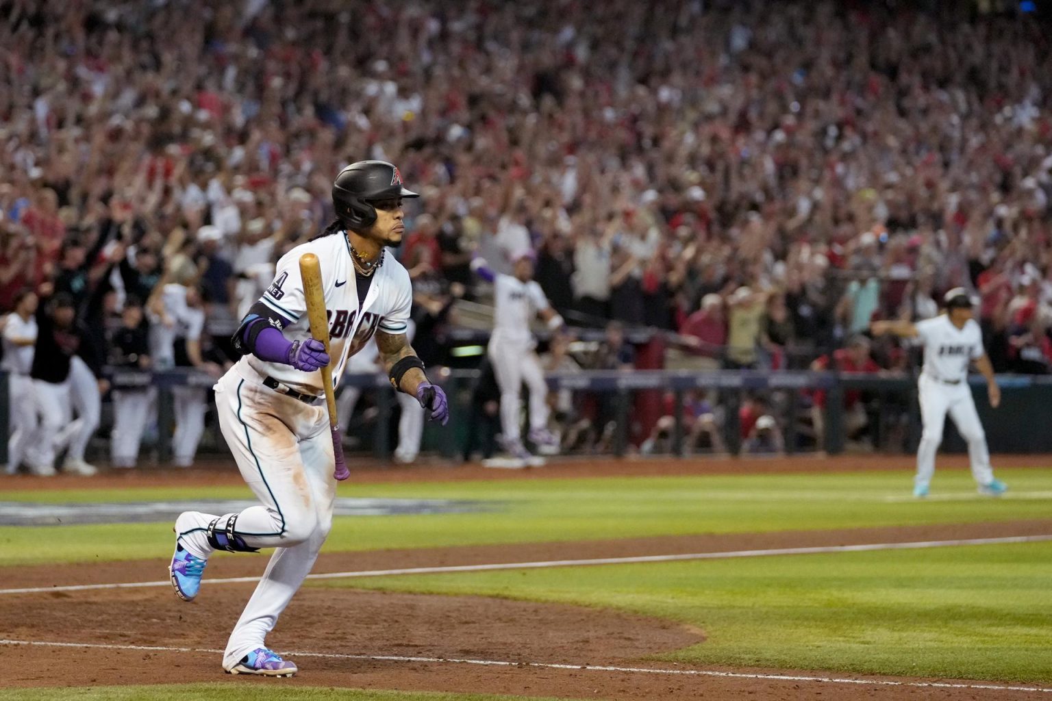 Ketel Marte de los Diamondbacks de Arizona en acción frente a los Filis de Filadelfia en el Chase Field, en Phoenix, Arizona (EE.UU.), este 19 de octubre de 2023. EFE/EPA/Allison Dinner