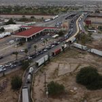 Fotografía aérea donde se observa hoy una larga fila de tractocamiones en el puente Córdova de las Américas en Ciudad Juárez, Chihuahua (México). EFE/Luis Torres