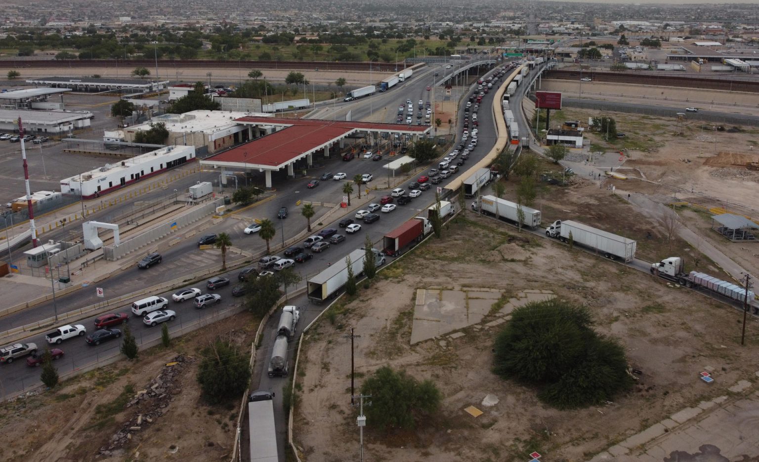 Fotografía aérea donde se observa hoy una larga fila de tractocamiones en el puente Córdova de las Américas en Ciudad Juárez, Chihuahua (México). EFE/Luis Torres