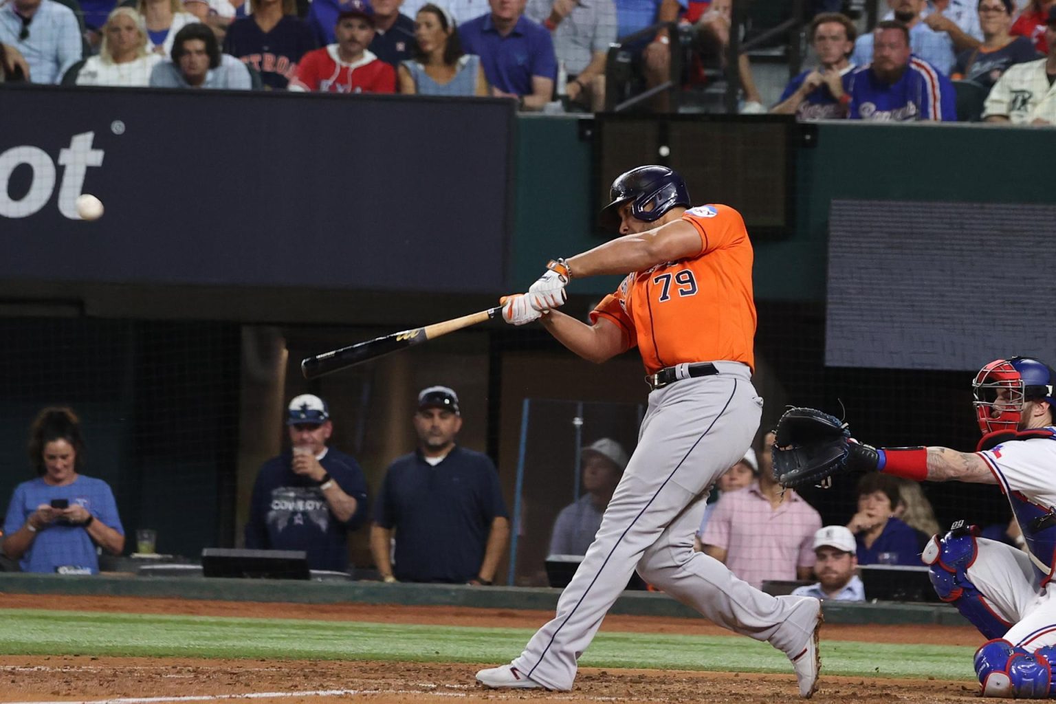 José Abreu (i) de los Astros de Houston en acción frente a Jonah Heim (d) de los Rangers de Texas en el Globe Life Field, en Arlington, Texas (EE.UU.), este 19 de octubre de 2023. EFE/EPA/Adam Davis