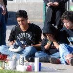 Estudiantes del Instituto Tecnológico de Monterrey, estado de Nuevo León (México), realizan un homenaje con flores y veladoras por sus compañeros Jorge Antonio Mercado Alonso y Javier Francisco Arredondo Verdugo, dos alumnos becados de los programas de posgrado de la institución, quienes murieron en un enfrentamiento. Imagen de archivo. EFE/Juan Cedillo