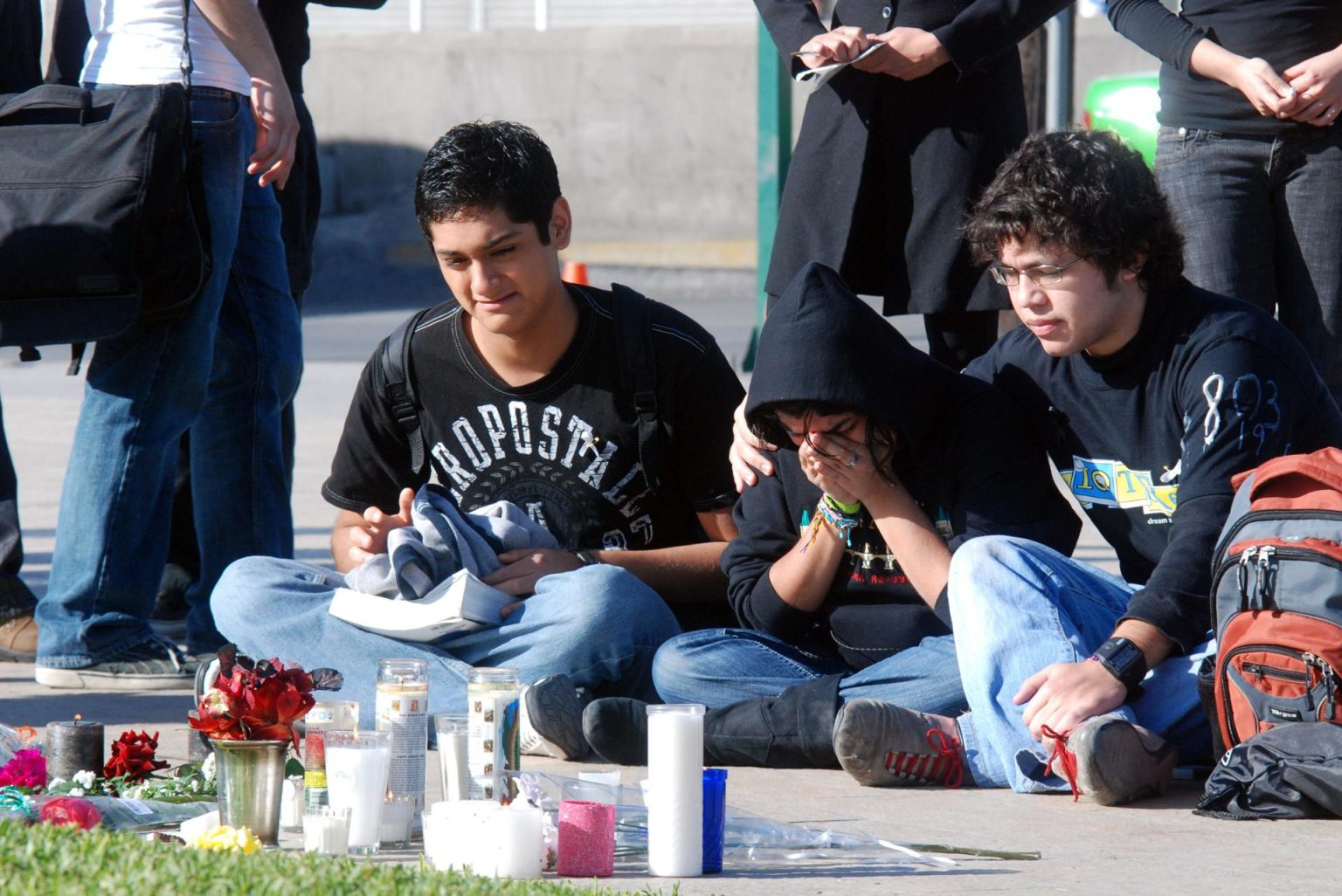 Estudiantes del Instituto Tecnológico de Monterrey, estado de Nuevo León (México), realizan un homenaje con flores y veladoras por sus compañeros Jorge Antonio Mercado Alonso y Javier Francisco Arredondo Verdugo, dos alumnos becados de los programas de posgrado de la institución, quienes murieron en un enfrentamiento. Imagen de archivo. EFE/Juan Cedillo