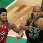 Fotografía de archivo en la que se registró a Al Horford (d), ala pívot dominicano de los Celtics de Boston, durante un partido de la NBA contra los 76ers de Filadelfia, en el coliseo TD Garden, en Boston (Massachusetts, EE.UU.). EFE/CJ Gunther