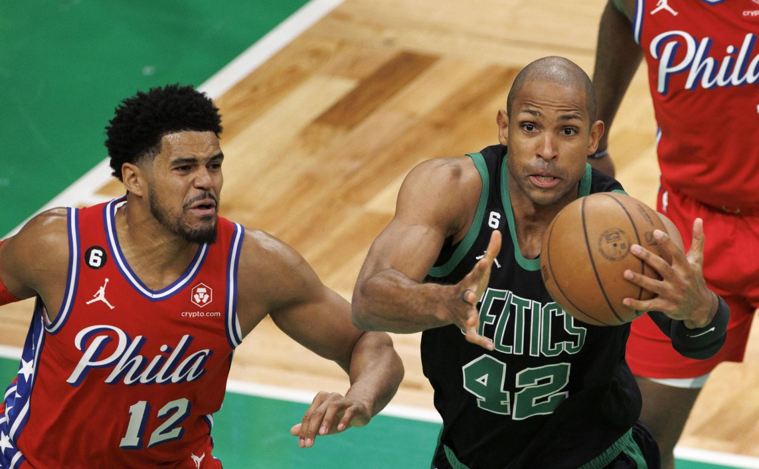 Fotografía de archivo en la que se registró a Al Horford (d), ala pívot dominicano de los Celtics de Boston, durante un partido de la NBA contra los 76ers de Filadelfia, en el coliseo TD Garden, en Boston (Massachusetts, EE.UU.). EFE/CJ Gunther