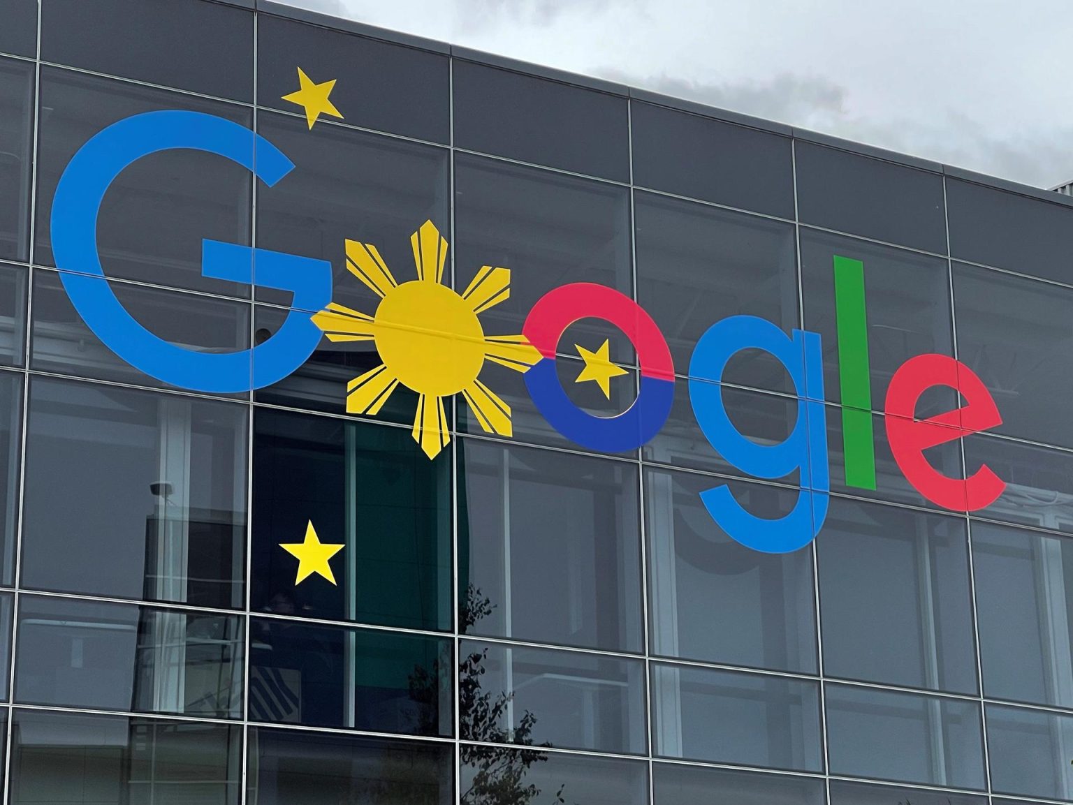 Fotografía de archivo que muestra la fachada de la sede de Google, conocida como Googleplex, en Mountain View, California (EE.UU). EFE/EPA/JOHN G. MABANGLO