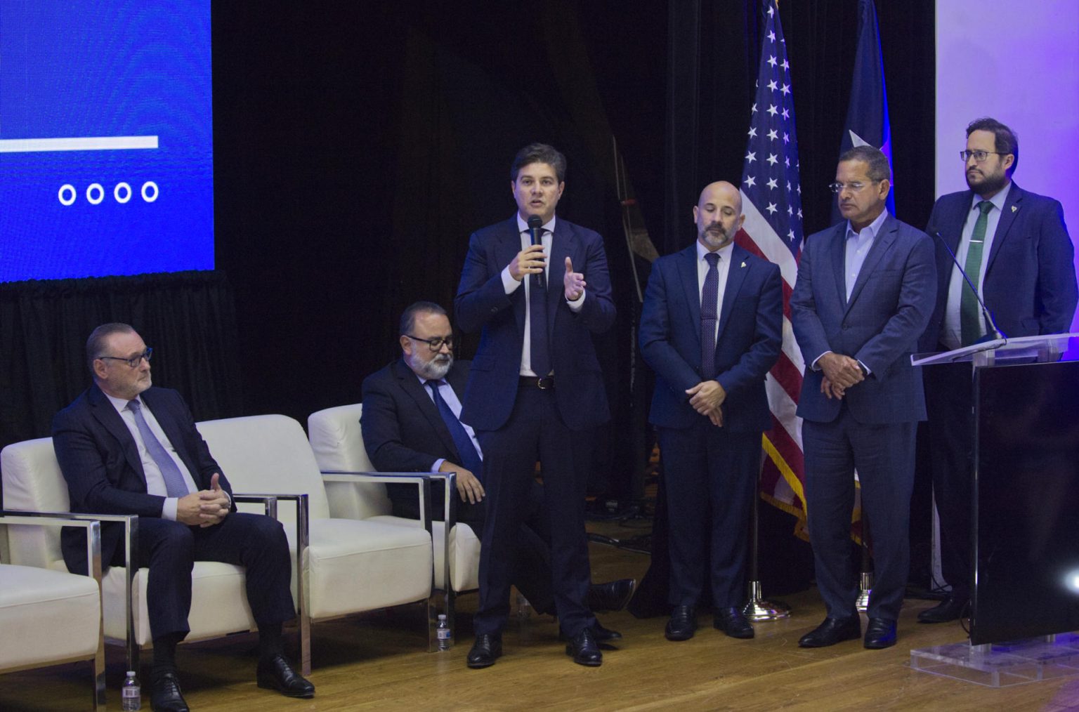 El principal ejecutivo de Metropistas, Julián Fernández Rodes (3i), habla junto al consejero delegado de la empresa española Abertis, José Aljaro (i); el gerente de infraestructura de Metropistas, Ivan Munera Pascual (2i); el director ejecutivo de la Autoridad para las Alianzas Publico-Privadas (AAPP), Fermín Fontanes (3d); el gobernador de Puerto Rico, Pedro R. Pierluisi (2d), y el director ejecutivo de la Autoridad de Carreteras y Transportación, Edwin González Montalvo (d), durante una conferencia de prensa celebrada hoy en el Museo de Arte de Puerto Rico en San Juan. EFE/Thais Llorca