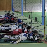 Deportistas compiten en final de prueba 3x20 rifle masculino de tiro hoy, durante los Juegos Panamericanos 2023, en Santiago (Chile). EFE/Lucas Aguayo Araos