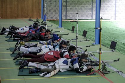 Deportistas compiten en final de prueba 3x20 rifle masculino de tiro hoy, durante los Juegos Panamericanos 2023, en Santiago (Chile). EFE/Lucas Aguayo Araos