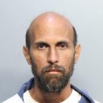 Fotografía divulgada por el Departamento de Correcciones y Rehabilitación del  Condado de Miami-Dade donde aparece Alier Ojeda Salas, de 42 años, quien fue arrestado y acusado de los delitos de amenazar con colocar un dispositivo destructivo, perturbar una escuela o asamblea religiosa, agresión e intimidación por motivos religiosos, entre otros cargos. EFE/Correcciones y Rehabilitación de Miami-Dade /SOLO USO EDITORIAL /NO VENTAS /SOLO DISPONIBLE PARA ILUSTRAR LA NOTICIA QUE ACOMPAÑA /CRÉDITO OBLIGATORIO