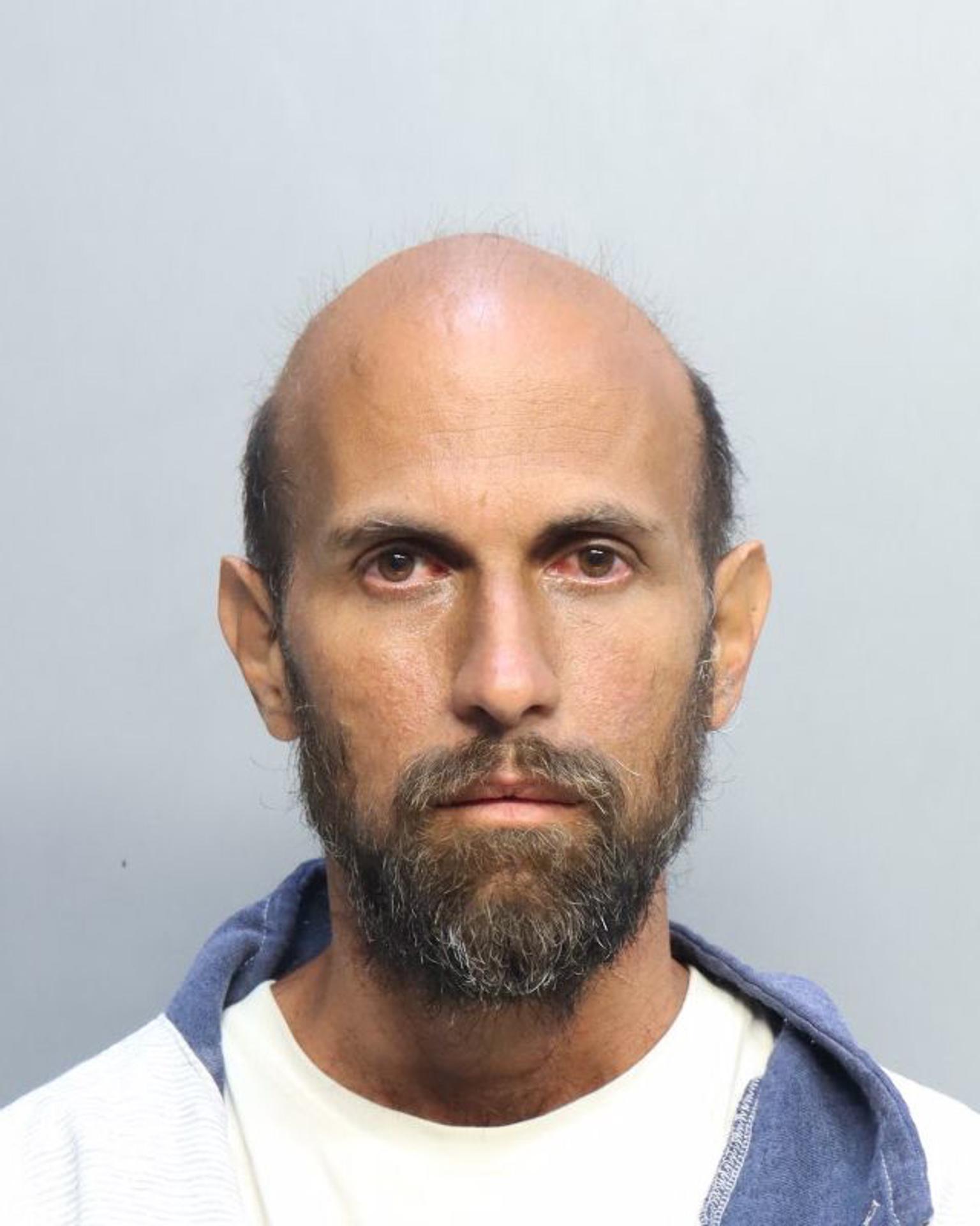 Fotografía divulgada por el Departamento de Correcciones y Rehabilitación del  Condado de Miami-Dade donde aparece Alier Ojeda Salas, de 42 años, quien fue arrestado y acusado de los delitos de amenazar con colocar un dispositivo destructivo, perturbar una escuela o asamblea religiosa, agresión e intimidación por motivos religiosos, entre otros cargos. EFE/Correcciones y Rehabilitación de Miami-Dade /SOLO USO EDITORIAL /NO VENTAS /SOLO DISPONIBLE PARA ILUSTRAR LA NOTICIA QUE ACOMPAÑA /CRÉDITO OBLIGATORIO