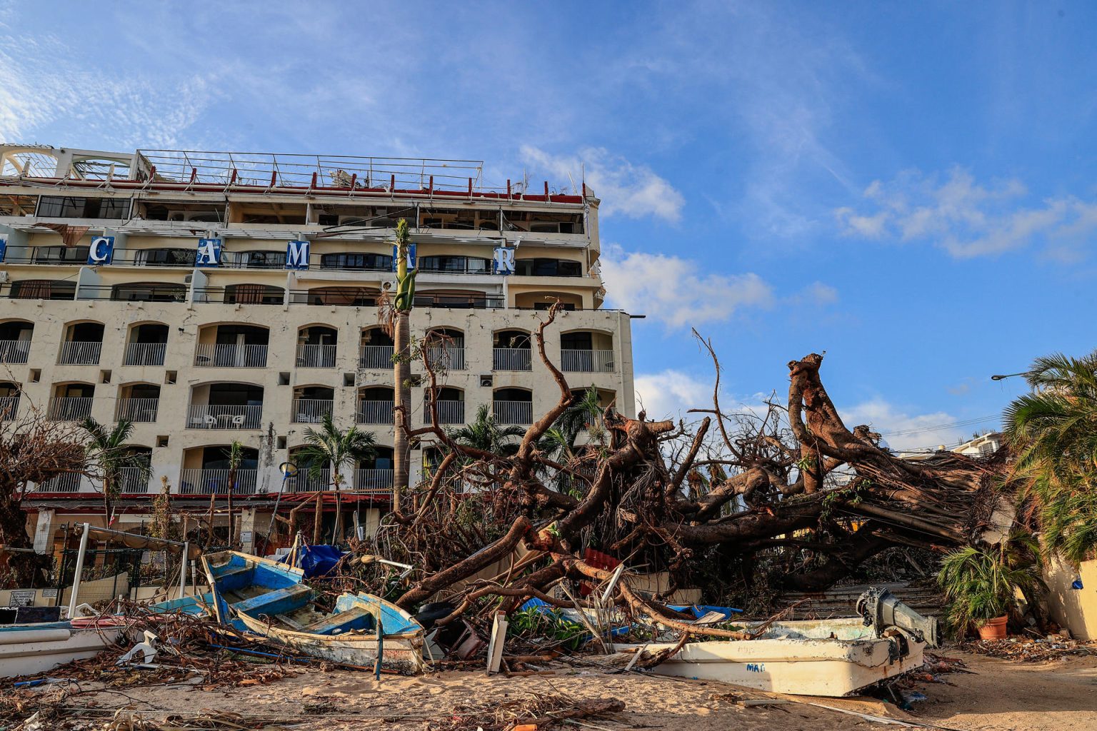 Fotografía hoy, de zonas afectadas por el paso del huracán Otis, en el balneario de Acapulco, en el estado de Guerrero (México). EFE/David Guzmán