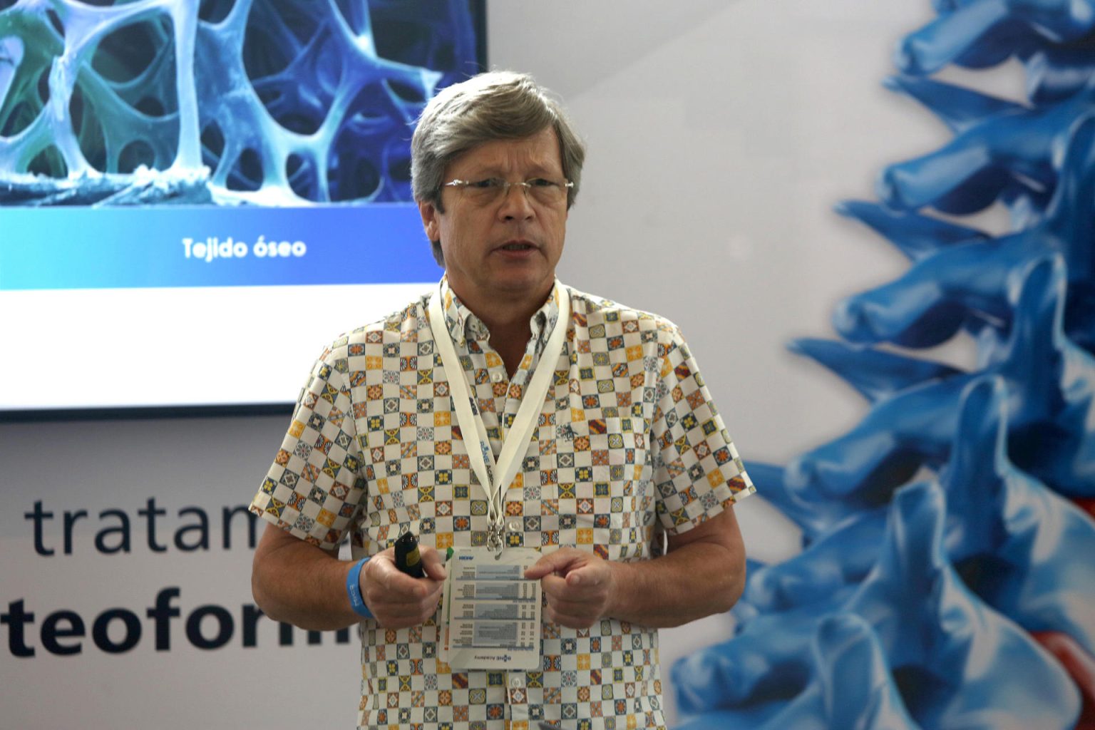 Cerca del 37 % de los mexicanos mayores de 50 años podrían padecer osteoporosis para 2050, una enfermedad de los huesos que causa a nivel mundial más de 8,9 millones de fracturas anualmente, advirtió Max Saráchaga, director médico de Amgen México, con base en cifras oficiales del Senado, en el marco del Día Mundial de la Osteoporosis. EFE/Alonso Cupul /ARCHIVO