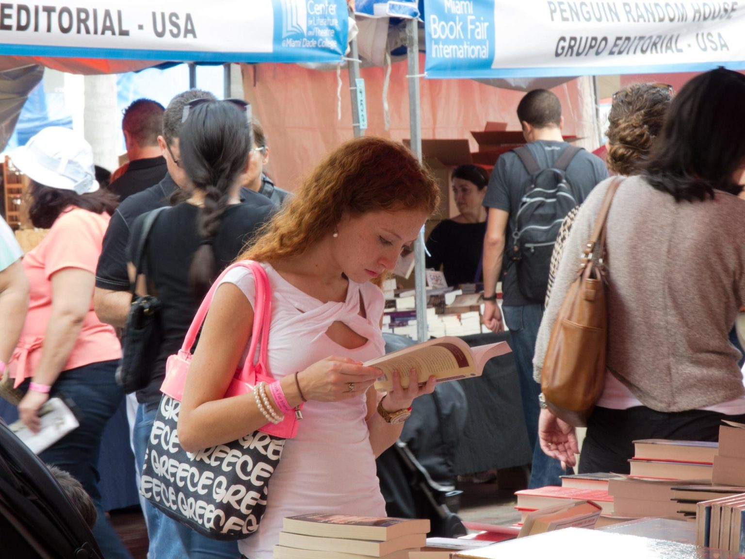 Visitantes recorren la Feria del libro de Miami en EE.UU. Fotografía de archivo. EFE/ Gaston De Cardenas