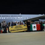 Fotografía cedida hoy, cortesía de la Secretaria de Relaciones Exteriores, donde se observa la llegada de mexicanos provenientes de Israel, la madrugada de este martes, al Aeropuerto Internacional Felipe Ángeles (AIFA), en la Ciudad de México (México). EFE/Secretaria de Relaciones Exteriores/SOLO USO EDITORIAL/SOLO DISPÓNIBLE PARA ILUSTRAR LA NOTICIA QUE ACOMPAÑA(CRÉDITO OBLIGATORIO)