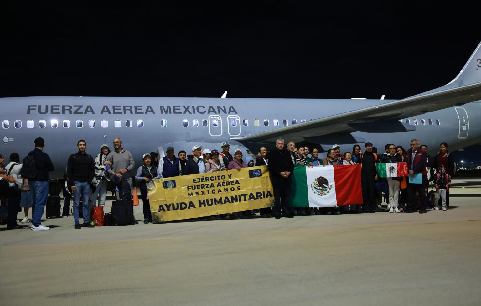 Fotografía cedida hoy, cortesía de la Secretaria de Relaciones Exteriores, donde se observa la llegada de mexicanos provenientes de Israel, la madrugada de este martes, al Aeropuerto Internacional Felipe Ángeles (AIFA), en la Ciudad de México (México). EFE/Secretaria de Relaciones Exteriores/SOLO USO EDITORIAL/SOLO DISPÓNIBLE PARA ILUSTRAR LA NOTICIA QUE ACOMPAÑA(CRÉDITO OBLIGATORIO)