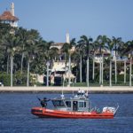 Fotografía de archivo de un bote de la Guardia Costera afuera del resort Mar-a-Lago, en Palm Beach, Florida (EE.UU.). EFE/Cristobal Herrera