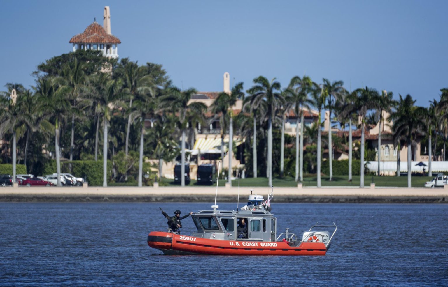 Fotografía de archivo de un bote de la Guardia Costera afuera del resort Mar-a-Lago, en Palm Beach, Florida (EE.UU.). EFE/Cristobal Herrera