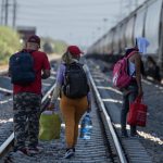 Migrantes caminan por las vías del tren en su intención de llegar a la frontera con Estados Unidos en el municipio de Escobedo (México). EFE/Miguel Sierra