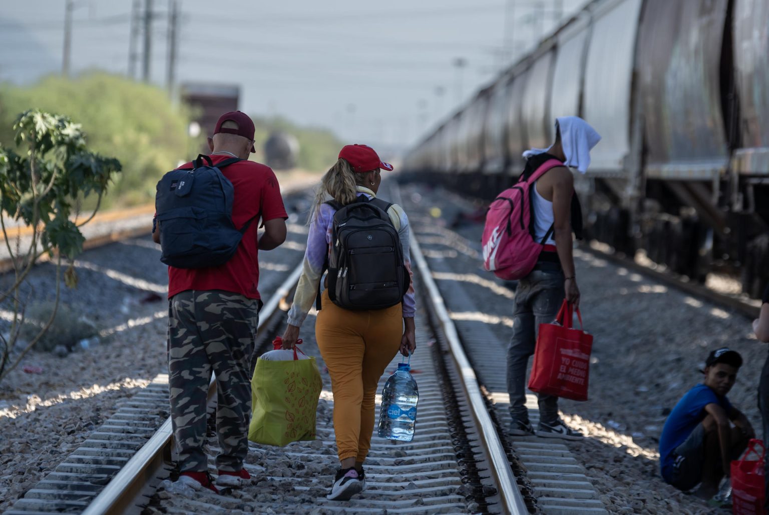 Migrantes caminan por las vías del tren en su intención de llegar a la frontera con Estados Unidos en el municipio de Escobedo (México). EFE/Miguel Sierra