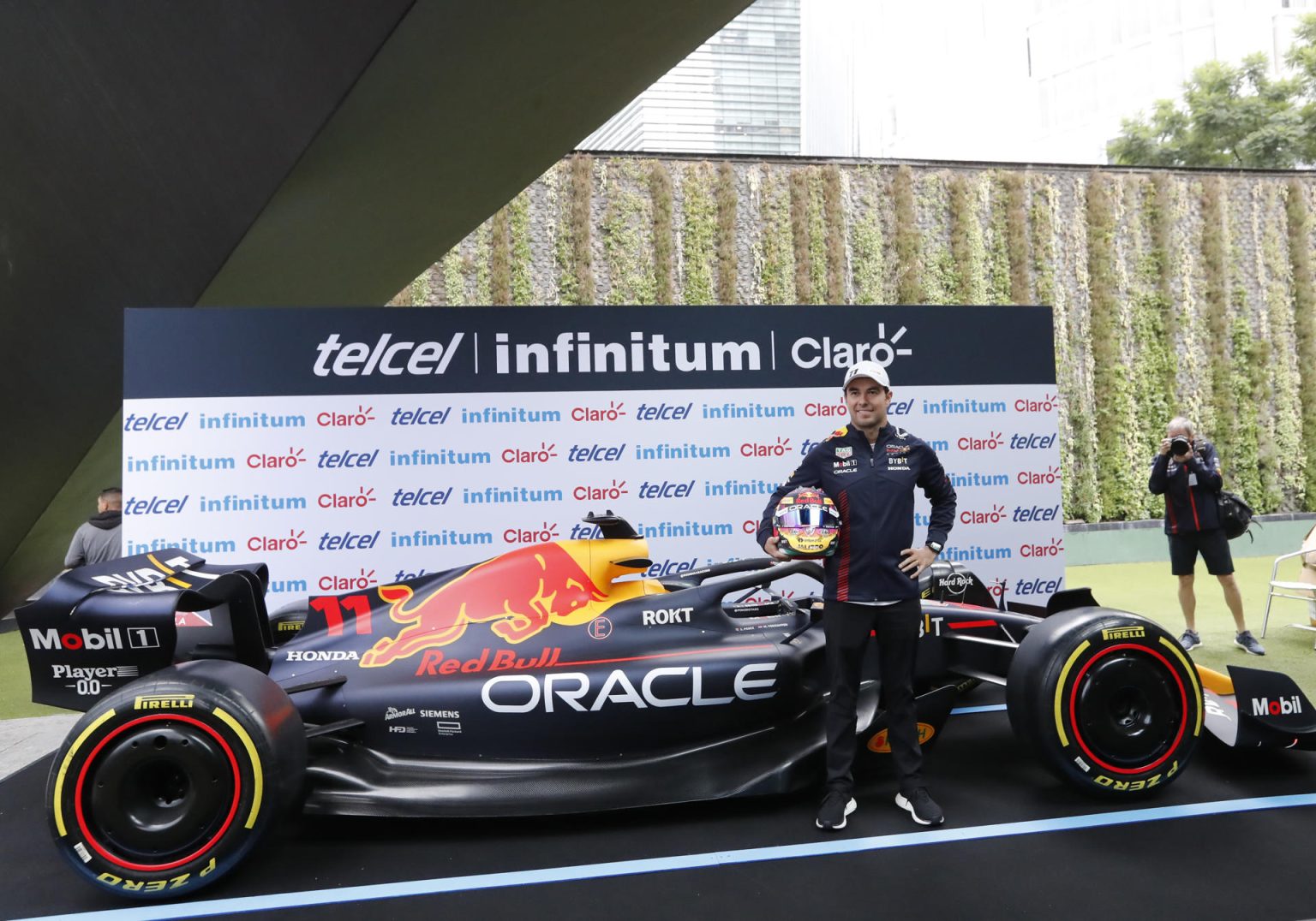 El piloto mexicano Sergio "Checo" Pérez posa hoy durante una rueda de prensa, en la Ciudad de México (México). EFE/Mario Guzmán