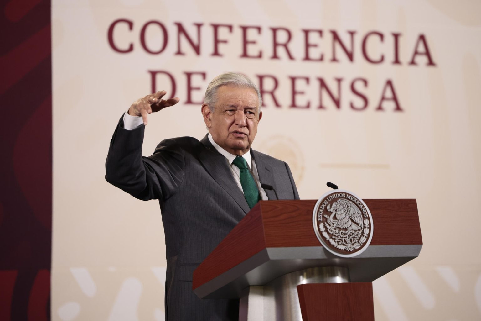 El presidente de México, Andrés Manuel López Obrador, habla durante una rueda de prensa en el Palacio Nacional de la Ciudad de México (México). EFE/ José Méndez