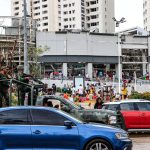 Vecinos intentan conseguir víveres tras el paso del huracán Otis, hoy, en el balneario de Acapulco, en el estado de Guerrero (México). EFE/ David Guzmán