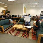 Fotografía de archivo donde aparecen varios estudiantes latinos y anglos mientras estudian y hacen sus tareas en la sala multicultural del campus de la universidad Utah Valley en Orem, Utah. EFE/GEORGE FREY