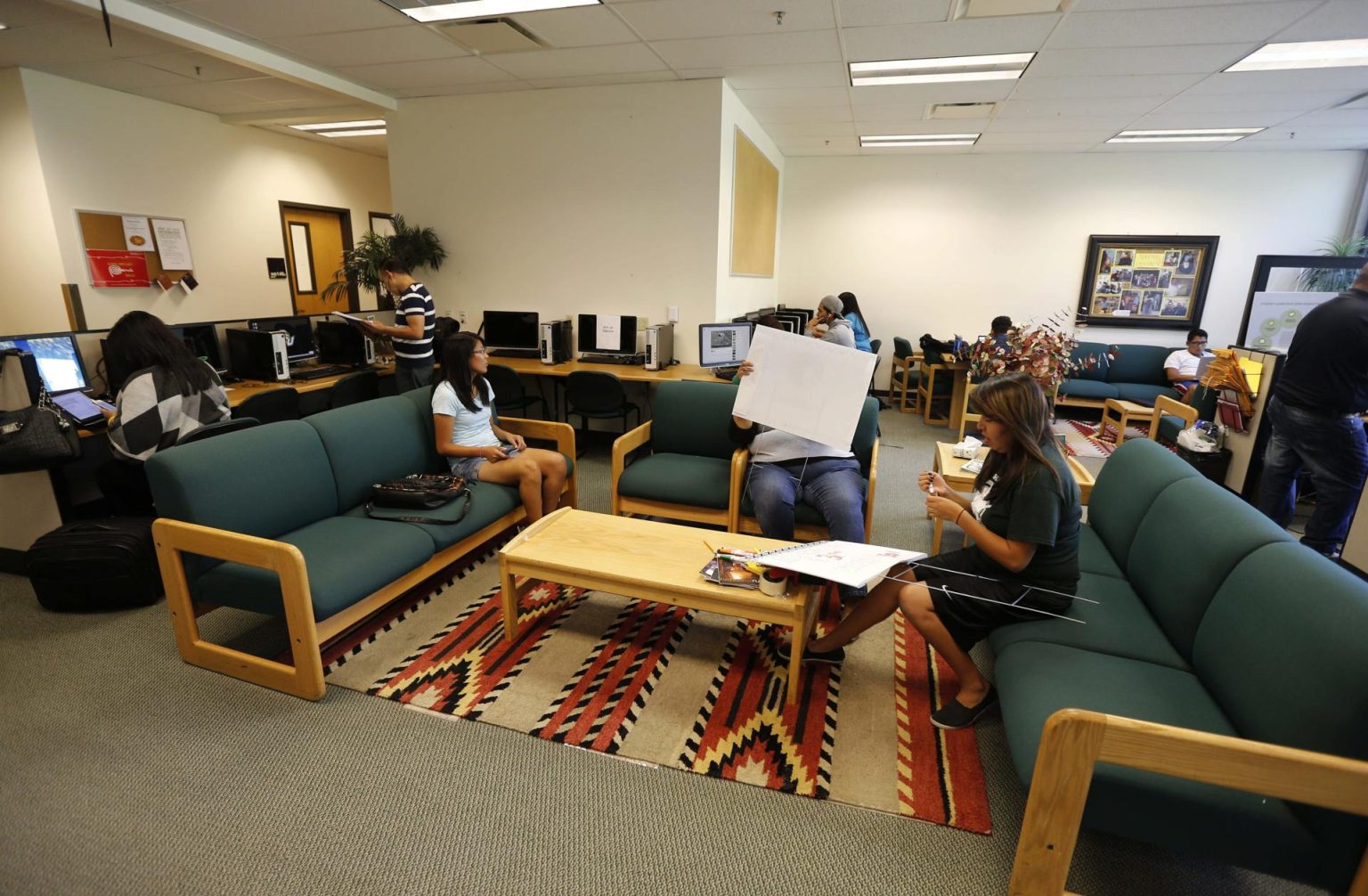 Fotografía de archivo donde aparecen varios estudiantes latinos y anglos mientras estudian y hacen sus tareas en la sala multicultural del campus de la universidad Utah Valley en Orem, Utah. EFE/GEORGE FREY