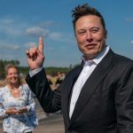 Fotografía de archivo fechada el 3 de septiembre de 2020 que muestra al magnate Elon Musk mientras ofrece declaraciones en el sitio de construcción de la Giga Fábrica Tesla, en Gruenheide (Alemania). EFE/EPA/ALEXANDER BECHER