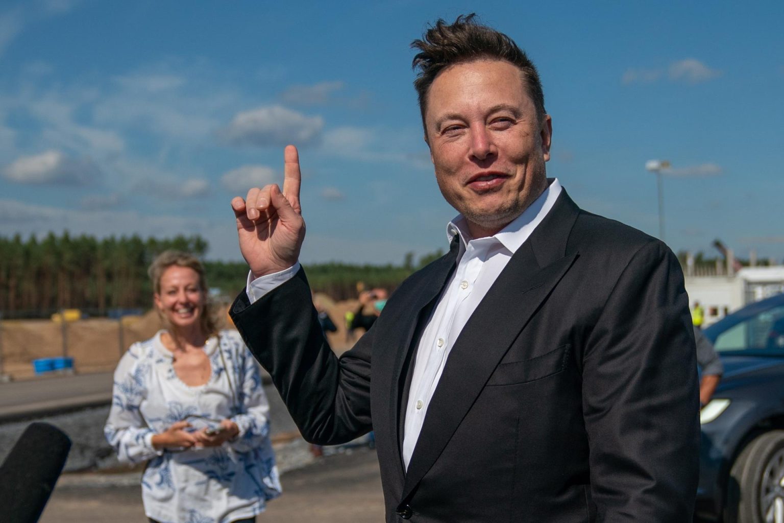 Fotografía de archivo fechada el 3 de septiembre de 2020 que muestra al magnate Elon Musk mientras ofrece declaraciones en el sitio de construcción de la Giga Fábrica Tesla, en Gruenheide (Alemania). EFE/EPA/ALEXANDER BECHER