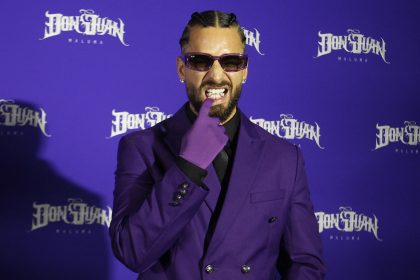 Fotografía de archivo del cantante colombiano Maluma durante la alfombra morada de la fiesta de lanzamiento de su nuevo trabajo discográfico "Don Juan" en Medellín (Colombia). EFE/Luis Eduardo Noriega A.