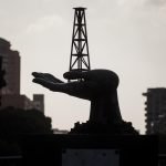 Fotografía de una escultura en las instalaciones de Petróleo de Venezuela en Caracas (Venezuela). Imagen de archivo. EFE/ Miguel Gutiérrez