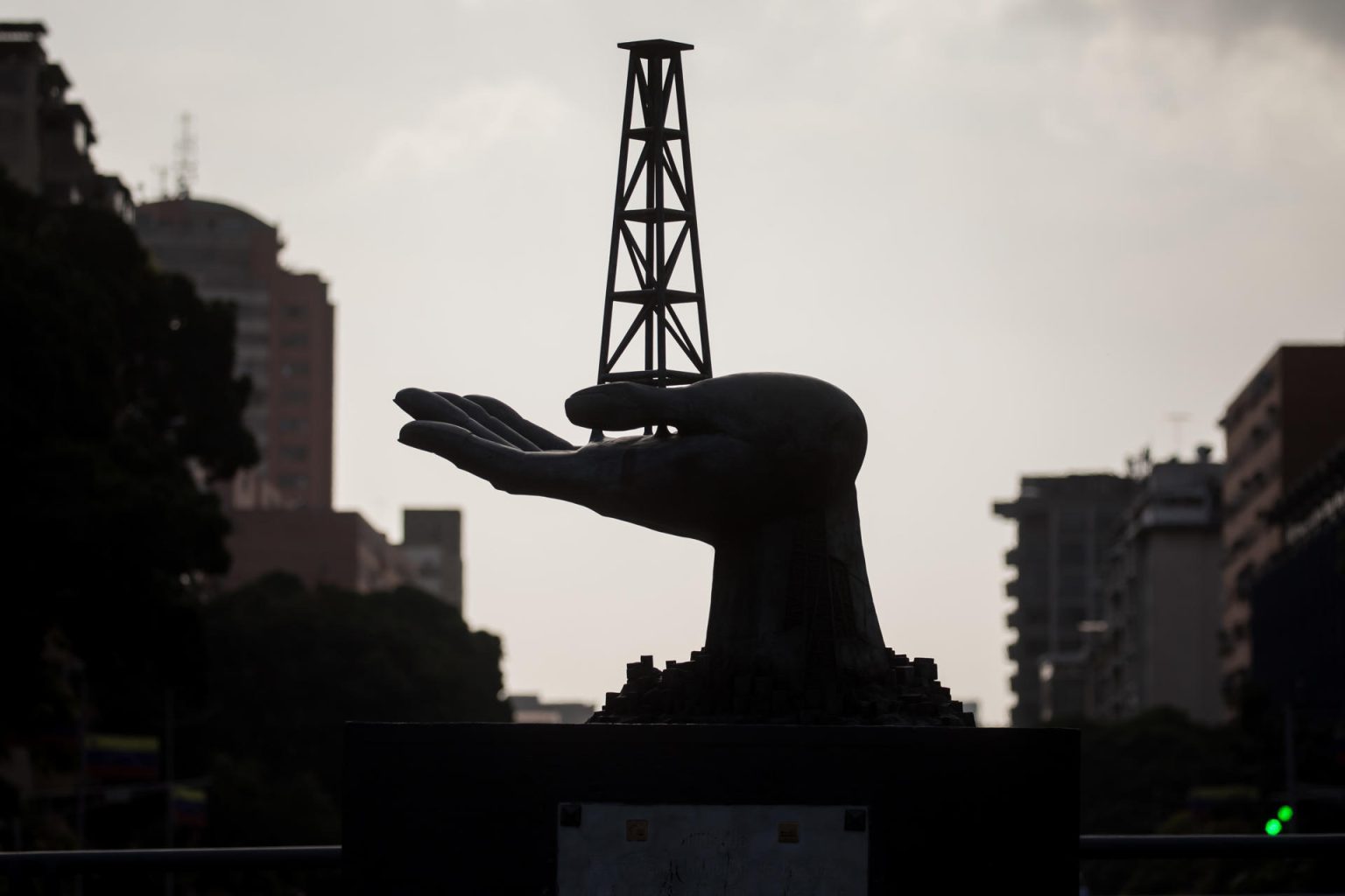 Fotografía de una escultura en las instalaciones de Petróleo de Venezuela en Caracas (Venezuela). Imagen de archivo. EFE/ Miguel Gutiérrez