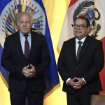 El primer ministro de Perú, Alberto Otárola (d), posa hoy junto a Luis Almagro, secretario general de la Organización de Estados Americanos (OEA), durante una reunión extraordinaria del organismo en Washington, D.C  (EE.UU). EFE/Lenin Nolly