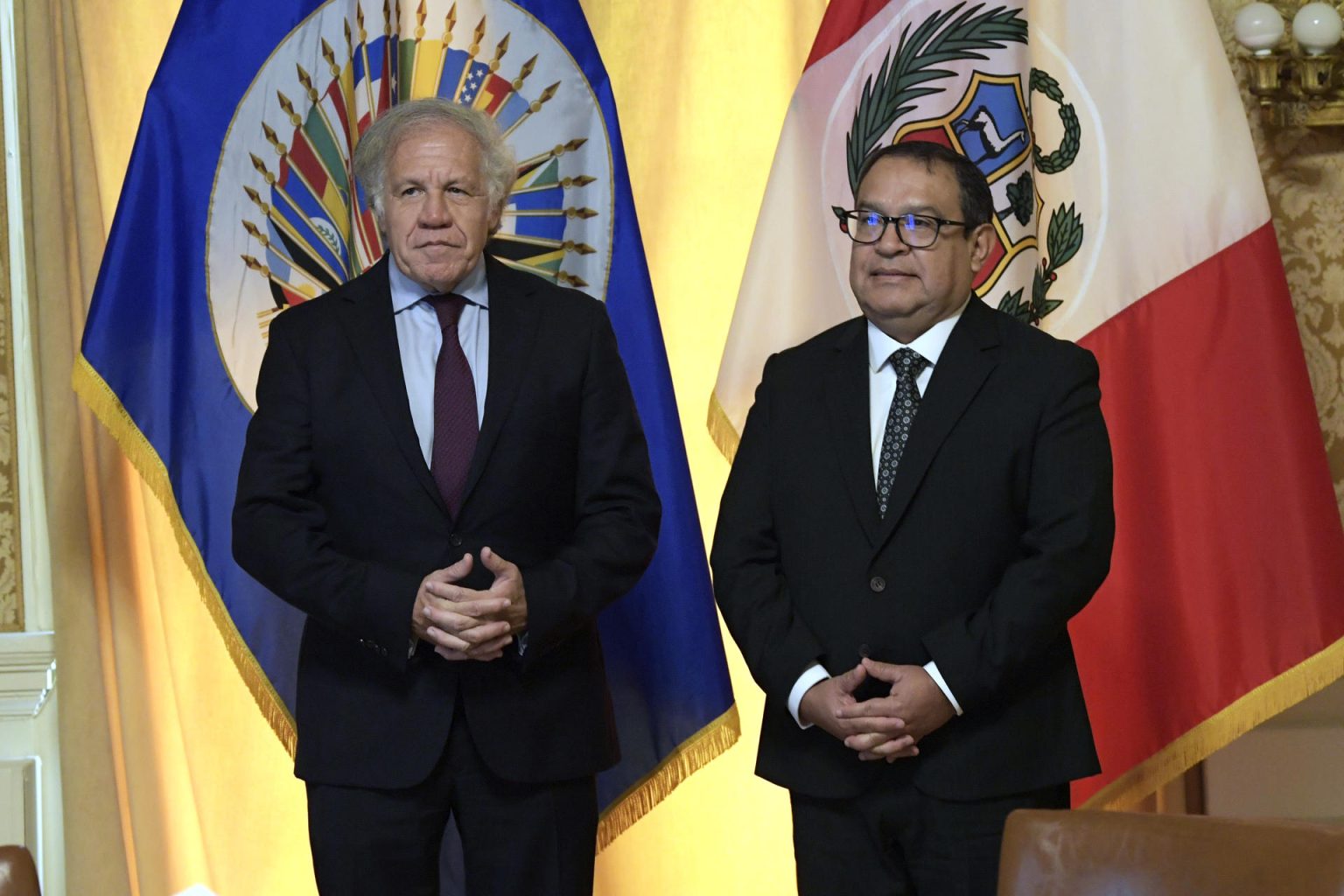 El primer ministro de Perú, Alberto Otárola (d), posa hoy junto a Luis Almagro, secretario general de la Organización de Estados Americanos (OEA), durante una reunión extraordinaria del organismo en Washington, D.C  (EE.UU). EFE/Lenin Nolly