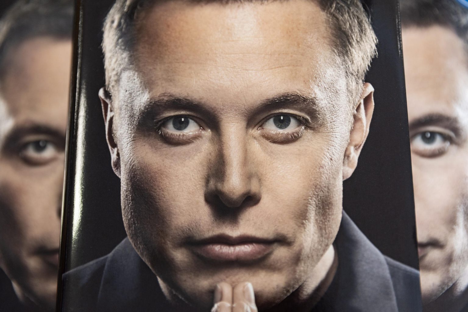 Fotografía de archivo del 12 de septiembre donde se muestra la portada del libro del escritor estadounidense Walter Isaacson sobre el magnate Elon Musk mientras exhibido en una librería en Glendale, California (EEUU). EFE/Etienne Laurent