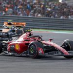 El piloto español de Fórmula uno Carlos Sainz (d) de la Scuderia Ferrari en acción contra el piloto británico de Fórmula uno Lando Norris (i) del equipo McLaren F1 durante el Sprint del Gran Premio de Fórmula 1 de 2023 Premio de Estados Unidos. EFE/EPA/ADAM DAVIS