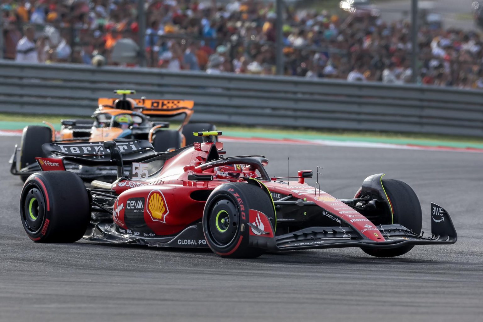 El piloto español de Fórmula uno Carlos Sainz (d) de la Scuderia Ferrari en acción contra el piloto británico de Fórmula uno Lando Norris (i) del equipo McLaren F1 durante el Sprint del Gran Premio de Fórmula 1 de 2023 Premio de Estados Unidos. EFE/EPA/ADAM DAVIS