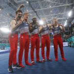 Los integrantes equipo de los Estados Unidos posan al ganar la medalla de oro en la gimnasia rítmica masculina hoy, durante los Juegos Panamericanos 2023 en Santiago (Chile). EFE/ Esteban Garay