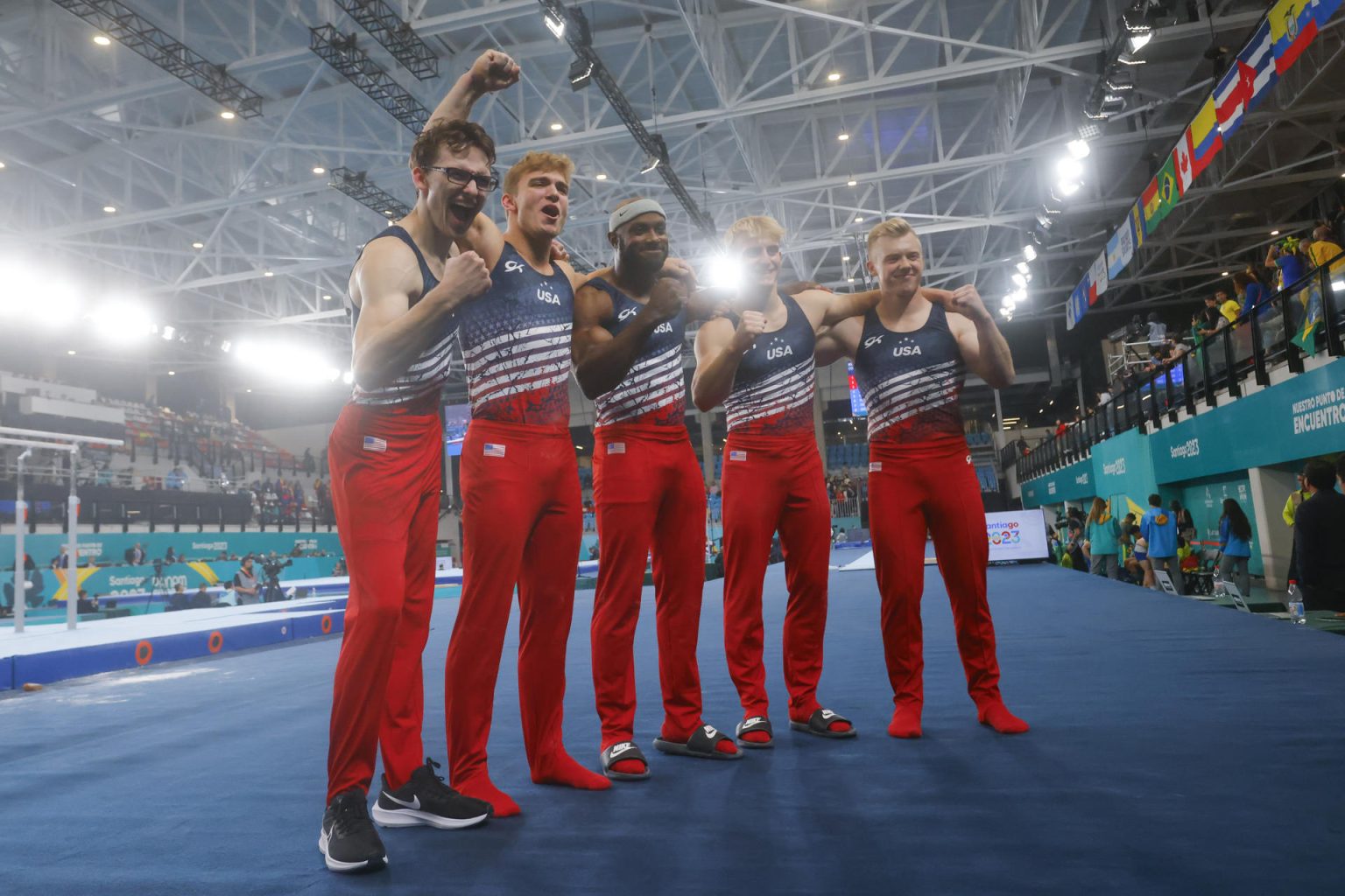 Los integrantes equipo de los Estados Unidos posan al ganar la medalla de oro en la gimnasia rítmica masculina hoy, durante los Juegos Panamericanos 2023 en Santiago (Chile). EFE/ Esteban Garay