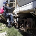 Migrantes centroamericanos viajan a bordo del tren denominado "La Bestia", hoy en la comunidad de Jesús Nazareno, perteneciente al municipio de Ciudad Serdán Estado de Puebla (México). EFE/ Hilda Ríos