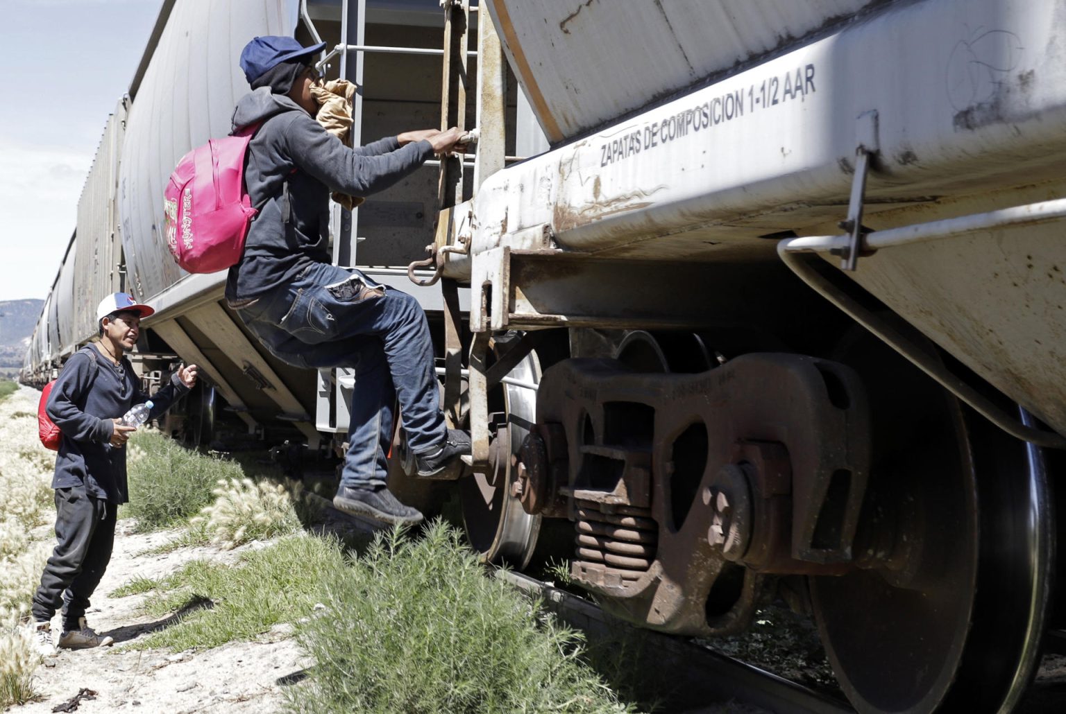 Migrantes centroamericanos viajan a bordo del tren denominado "La Bestia", hoy en la comunidad de Jesús Nazareno, perteneciente al municipio de Ciudad Serdán Estado de Puebla (México). EFE/ Hilda Ríos