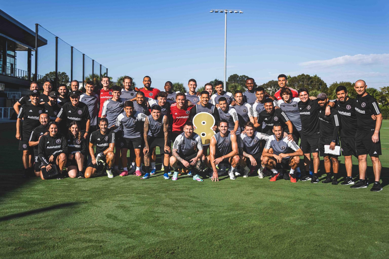 Fotografía cedida este martes, 31 de octubre, por el club estadounidense de fútbol Inter Miami en la que se registró a su delantero estrella, el argentino Lionel Messi (c - abajo), a su llegada a la sede del club, luego de recibir el Balón de Oro 2023, en Miami (EE.UU.). EFE/Inter Miami