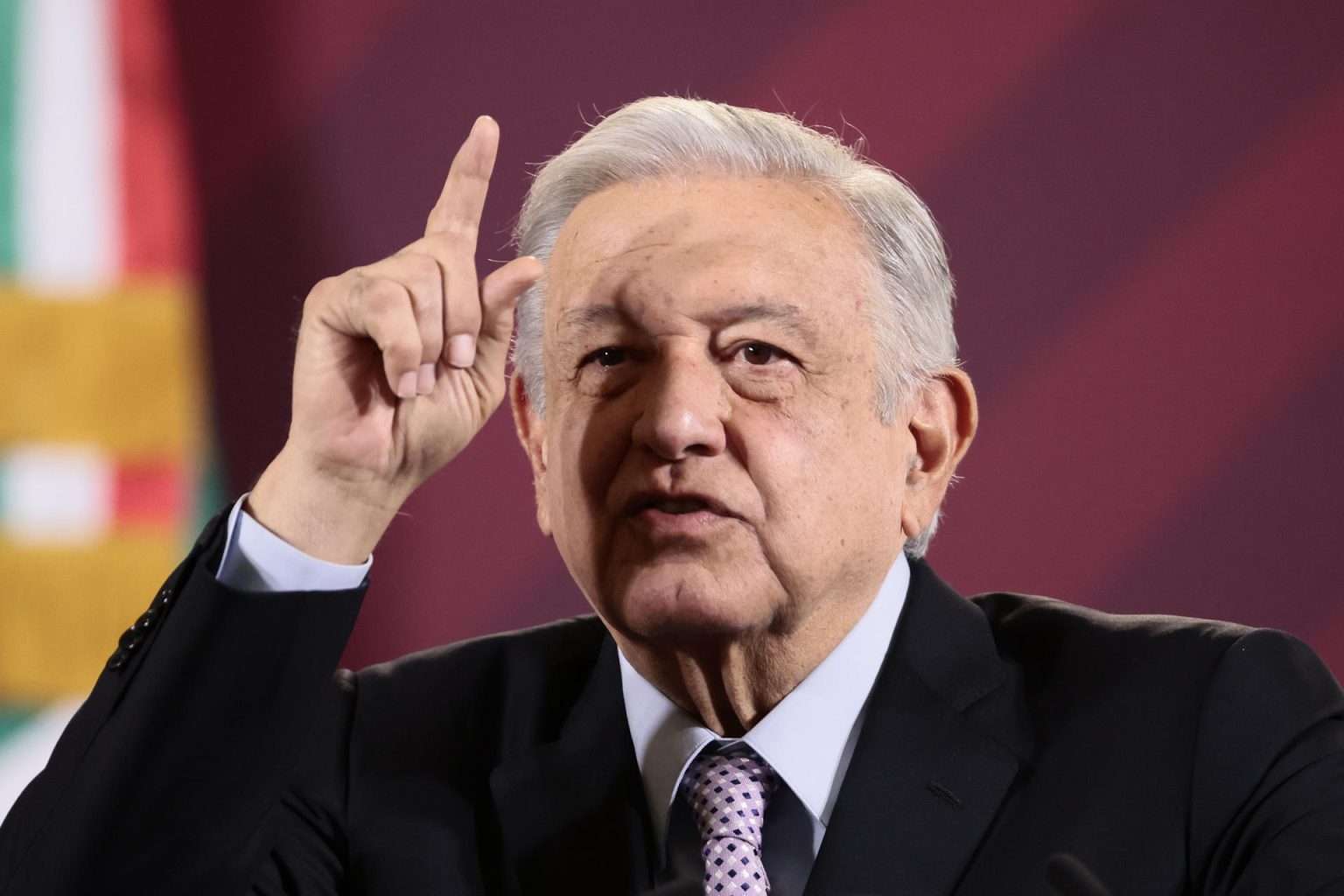 El presidente de México, Andrés Manuel López Obrador, habla hoy durante una rueda de prensa en Palacio Nacional, en Ciudad de México (México). EFE/José Méndez