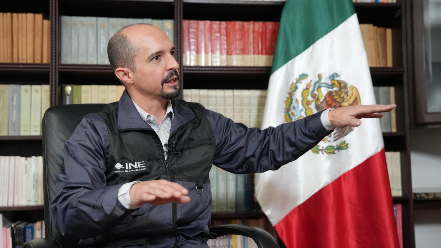 Arturo Castillo Loza, miembro del Consejo General del Instituto Nacional Electoral (INE) de México y consejero electoral para votantes en el extranjero, habla hoy durante una conferencia realizada en el Consulado General de México en San Diego, California (EE.UU). EFE/Manuel Ocaño