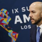 Fotografía de archivo del 10 de junio de 2022 donde aparece Juan González, asesor del presidente estadounidense Joe Biden y director para Latinoamérica y el Caribe en el Consejo de Seguridad Nacional de la Casa Blanca, mientras habla durante una entrevista en el Centro de Convenciones de Los Ángeles (EE.UU.). EFE/Alberto Valdes