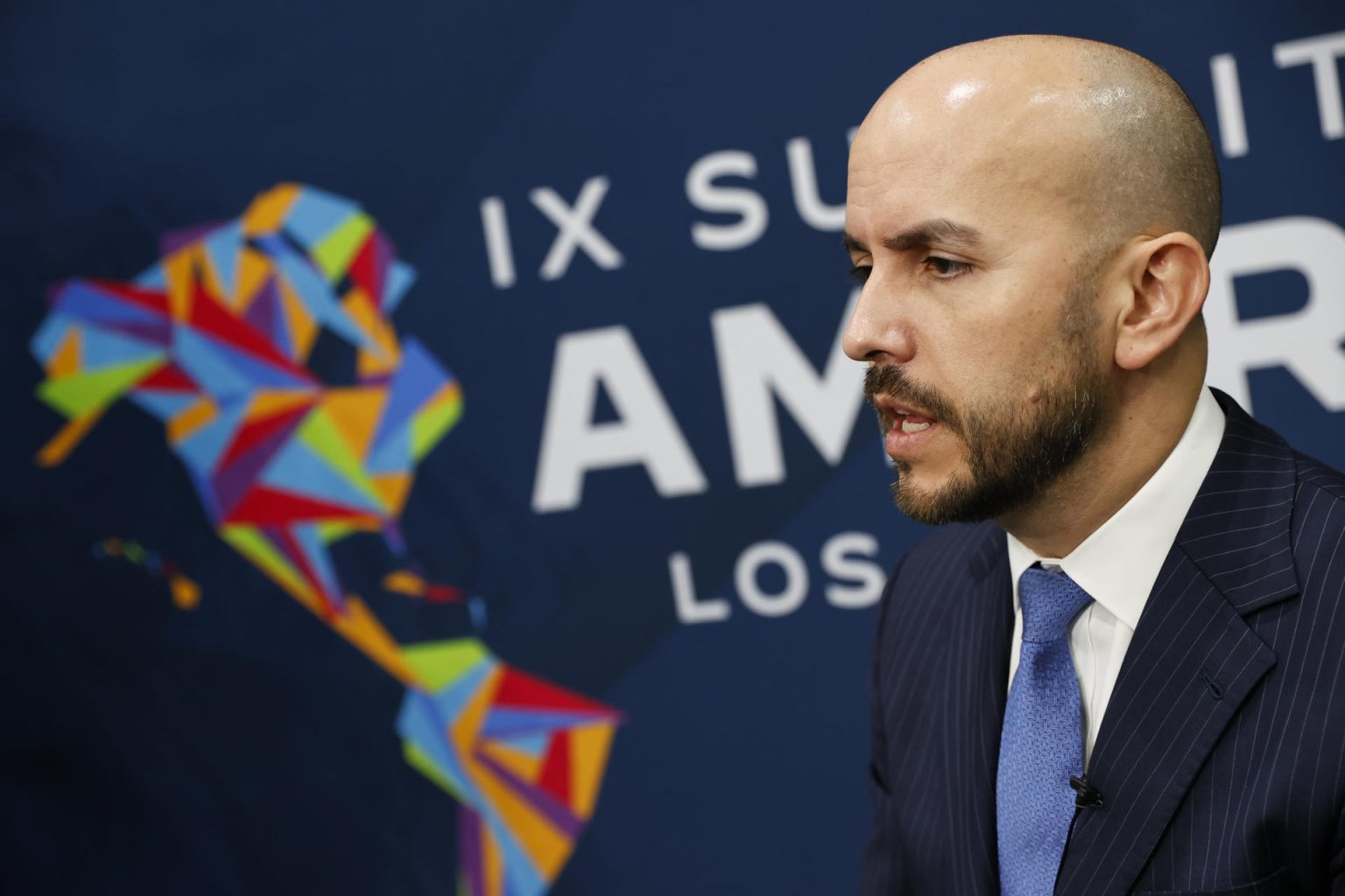 Fotografía de archivo del 10 de junio de 2022 donde aparece Juan González, asesor del presidente estadounidense Joe Biden y director para Latinoamérica y el Caribe en el Consejo de Seguridad Nacional de la Casa Blanca, mientras habla durante una entrevista en el Centro de Convenciones de Los Ángeles (EE.UU.). EFE/Alberto Valdes