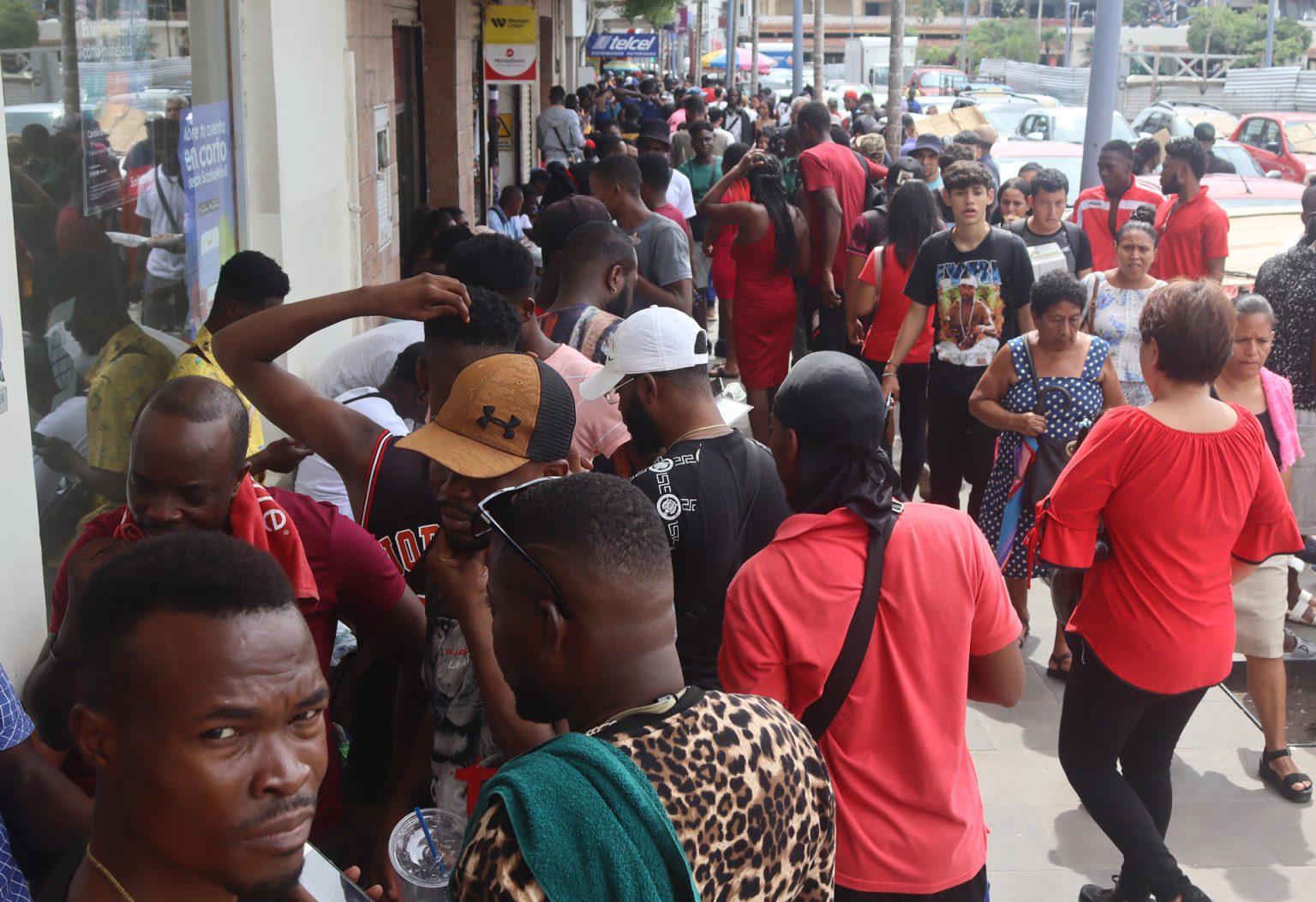 Migrantes se reúnen en una calle hoy, en Tapachula, estado de Chiapas (México). EFE/ Juan Manuel Blanco