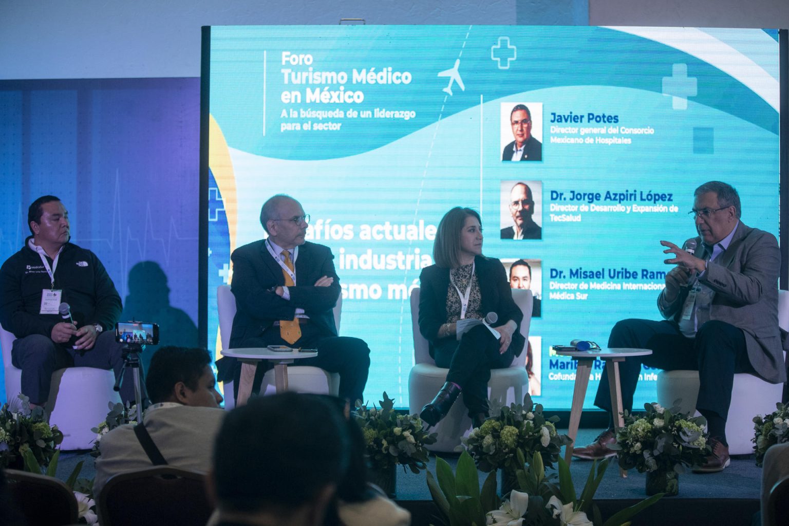 (i-d) Misael Uribe, director de Medicina Internacional de Médica Sur; Jorge Azpiri, director de Desarrollo y Expansión de TecSalud; la periodista Maribel Ramírez, cofundadora de Hospitales sin Infecciones; y Javier Potes, director general del Consorcio Mexicano de Hospitales, participan hoy en el Foro Turismo Médico en México, en el World Trade Center en la Ciudad de México (México). EFE/Isaac Esquivel