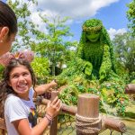 Fotografía cedida por Disney donde aparecen unas personas mientras visita la nueva atracción Journey of Water inspirada por "Moana", inaugurada en el parque temático de EPCOT en Lake Buena Vista, Florida (EE.UU.). EFE/Amy Smith/Disney /SOLO USO EDITORIAL /NO VENTAS /SOLO DISPONIBLE PARA ILUSTRAR LA NOTICIA QUE ACOMPAÑA /CRÉDITO OBLIGATORIO